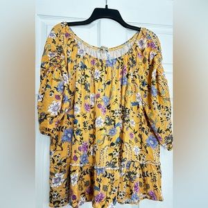 Democracy 1X floral like new top.